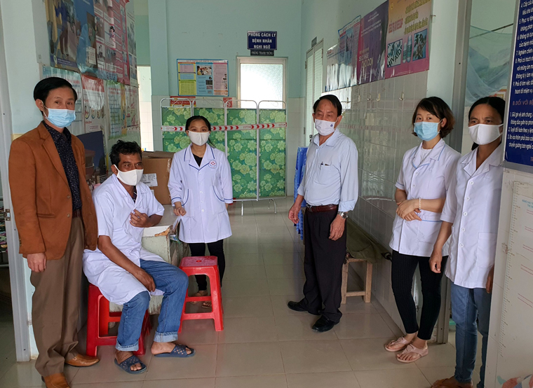 BSCKII Trịnh Văn Quyết - Phó Giám đốc Sở Y tế tỉnh kiểm tra khu vực bố trí cách ly bệnh nhân Covid-19 trong tình huống có dịch xảy ra tại điểm bầu cử