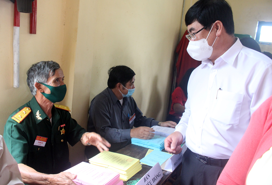 Phó Bí thư Thường trực Tỉnh ủy Trần Đình Văn kiểm tra bầu cử tại huyện Đức Trọng