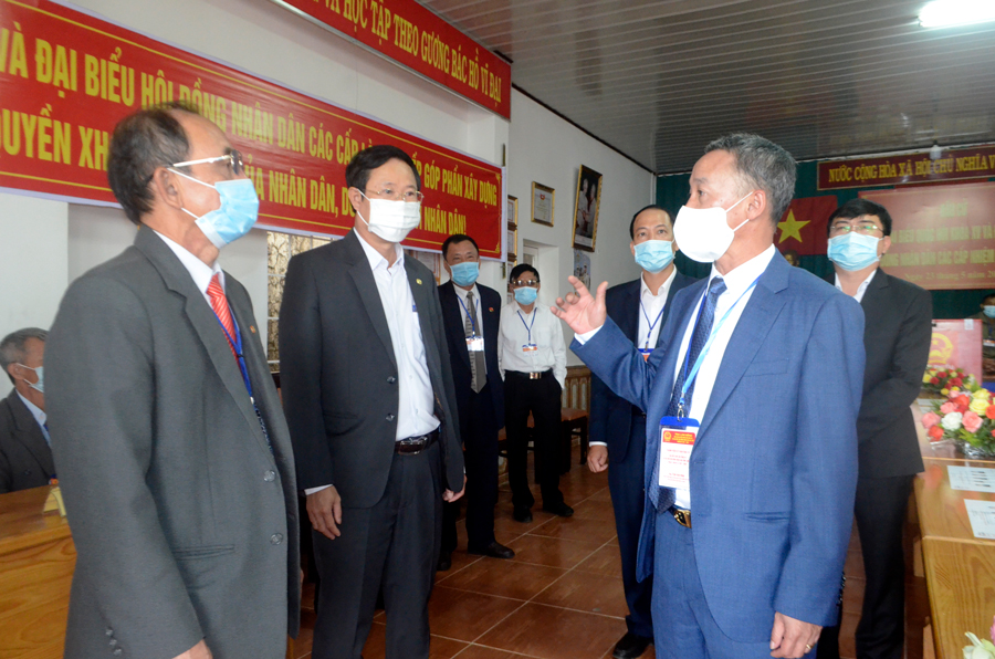 Chủ tịch UBND tỉnh Lâm Đồng Trần Văn Hiệp kiểm tra công tác bầu cử tại huyện Lạc Dương