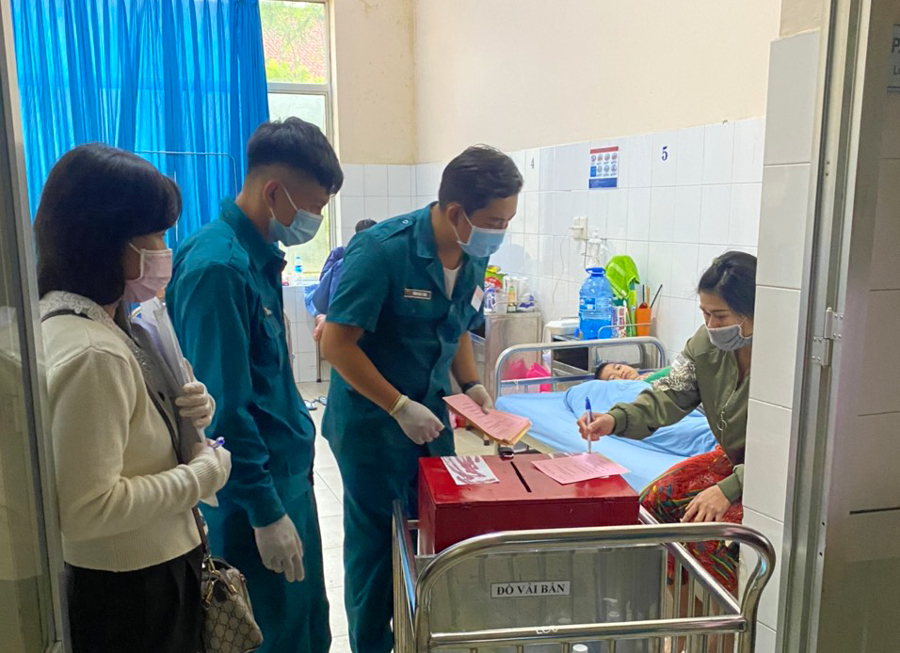 Người bệnh và người nhà bệnh nhân tham gia bỏ phiếu bầu cử tại Bệnh viện Đa khoa Lâm Đồng	