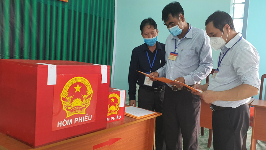 Lãnh đạo Ủy ban MTTQ Việt Nam tỉnh giám sát bầu cử tại Đam Rông