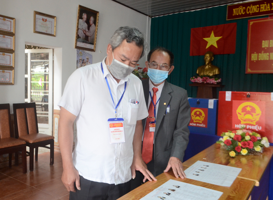 Lãnh đạo Ủy ban MTTQ Việt Nam tỉnh kiểm tra, giám sát công tác bầu cử tại huyện Lạc Dương
