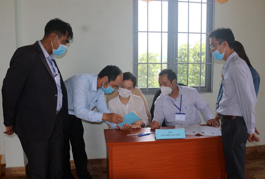 Đoàn giám sát của Ban Thường trực Ủy ban MTTQ Việt Nam tỉnh giám sát công tác bầu cử tại điểm bỏ phiếu trên địa bàn Lâm Hà