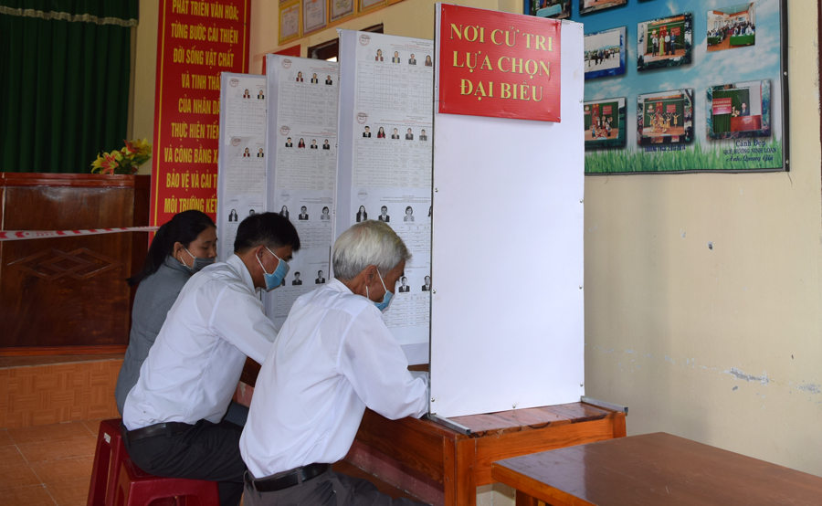 Cử tri xã Ninh Loan bỏ phiếu