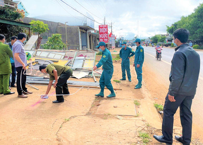 Cơ quan chức năng huyện Di Linh kiểm tra, xử lý vi phạm vỉa hè, HLATĐB trên Quốc lộ 20 qua địa bàn huyện