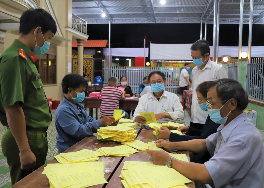 Các thành viên Tổ bầu cử số 65, xã Đại Lào (TP Bảo Lộc) kiểm tra phiếu bầu. Ảnh Khánh Phúc