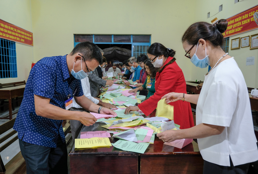  Đúng 19 giờ, các khu vực bầu cử tại TP Bảo Lộc bắt đầu công tác kiểm đếm số phiếu bầu