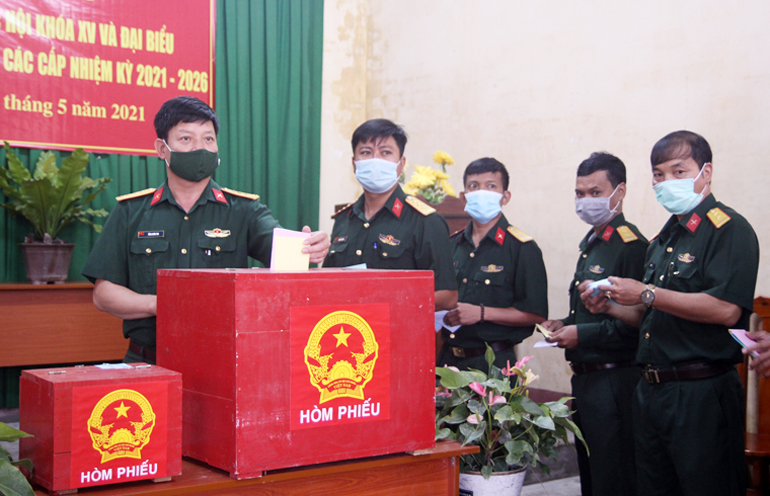 Cán bộ, chiến sĩ huyện Đơn Dương đi bầu cử.