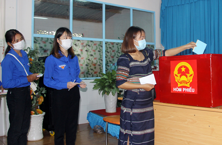 Cử tri giáo sinh Trường Cao đẳng Sư phạm Đà Lạt tham gia bỏ phiếu.