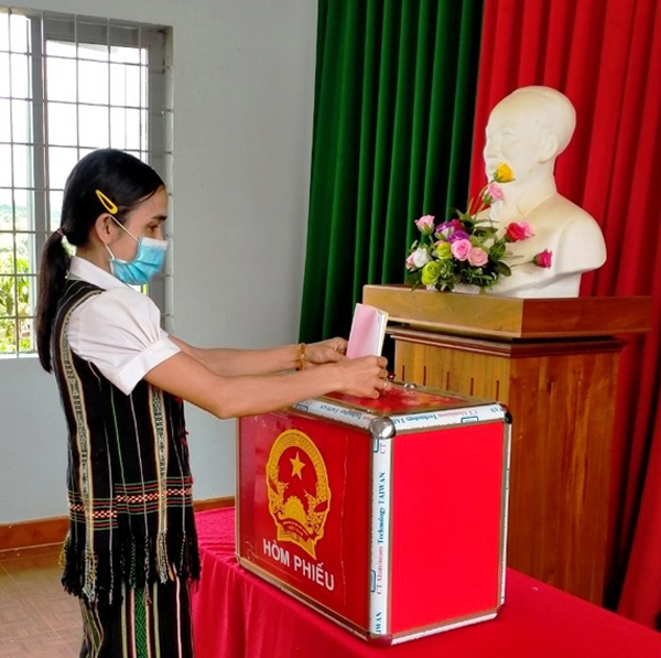 Cử tri xã Đồng Nai Thượng, huyện Cát Tiên trong bộ trang phục truyền thống đi bầu cử.