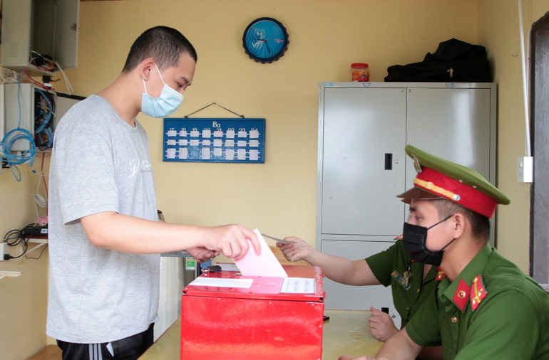 Học viên tại Trung tâm Tư vấn và Điều trị nghiện ma túy Lâm Đồng bỏ phiếu bầu cử. 