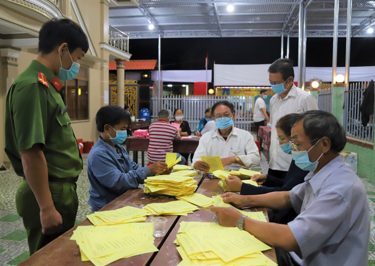 Ban kiểm phiếu đơn vị bầu cử số 65 xã Đại Lào, TP Bảo Lộc  thực hiện nhiệm vụ kiểm phiếu. 