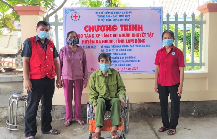 Hội Chữ thập đỏ huyện Đạ Huoai trao tặng xe lăn cho 8 người khuyết tật trên địa bàn