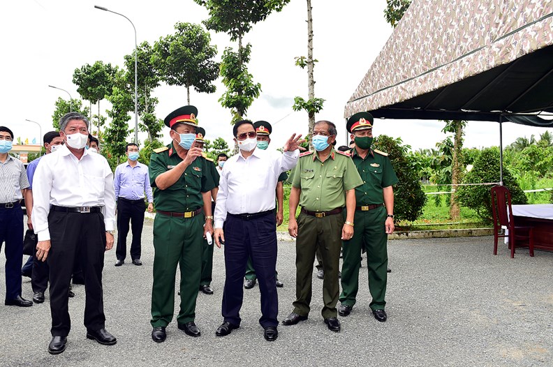Thủ tướng Phạm Minh Chính thị sát khu cách ly tập trung phòng chống COVID-19 tại Trung đoàn 926 thuộc Bộ Chỉ huy Quân sự tỉnh Trà Vinh, ngày 22/5/2021