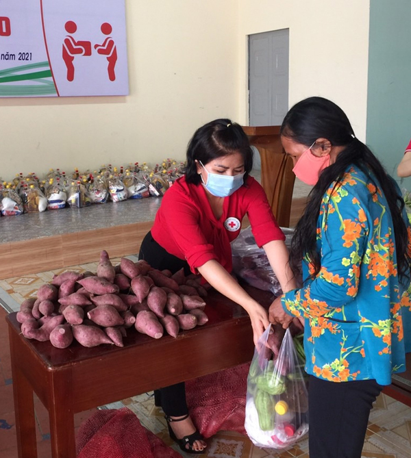 Chợ Nhân đạo tổ chức tại huyện Đạ Tẻh giúp đỡ 140 hộ bị ảnh hưởng do dịch Covid-19