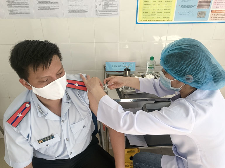 Đầu tháng 5/2021, ngành y tế Lâm Đồng đã hoàn thành việc tiêm mũi 1 vắc xin phòng Covid-19 cho lực lượng tuyến đầu chống dịch