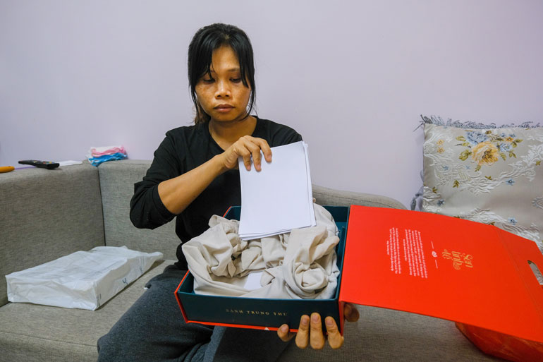  Gia đình chị Thạch Thị Mỹ Linh nhận món hàng đặt mua 12 triệu đồng nhưng mở ra chỉ có áo cũ và tệp giấy trắng.