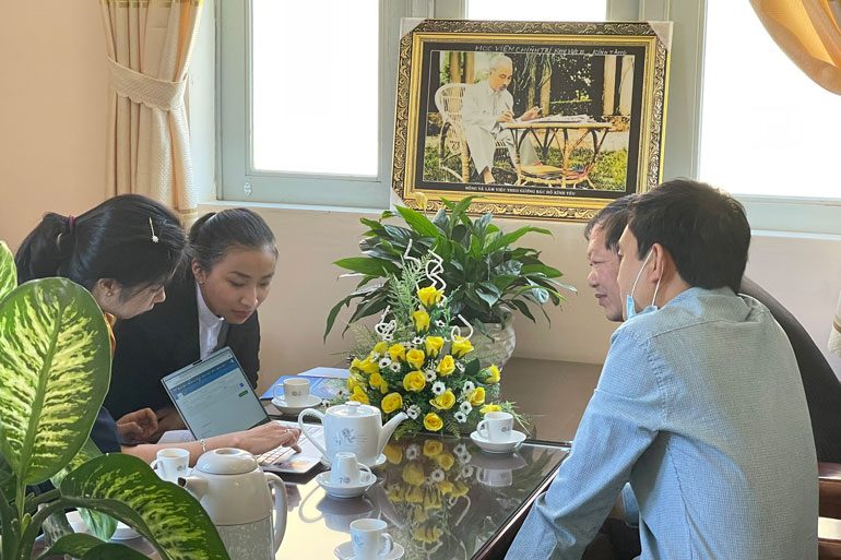 MobiFone tư vấn giải pháp mSchool cho thầy Nguyễn Vĩnh Phúc (ở giữa) - Hiệu trưởng Trường Chính trị tỉnh Lâm Đồng