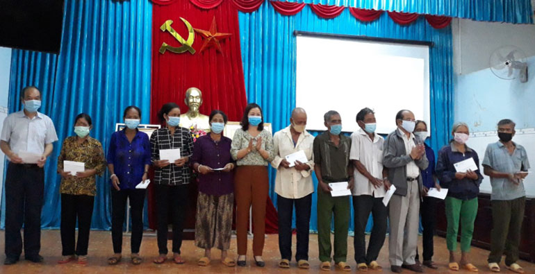Hội Người cao tuổi tỉnh Lâm Đồng thăm và tặng quà người cao tuổi tại xã Đồng Nai Thượng