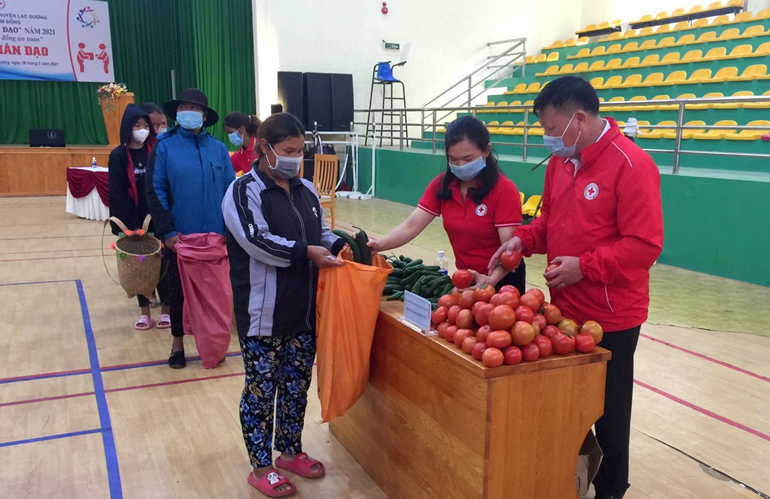 Chợ Nhân đạo tổ chức tại huyện Đạ Tẻh giúp đỡ 140 hộ bị ảnh hưởng do dịch Covid-19