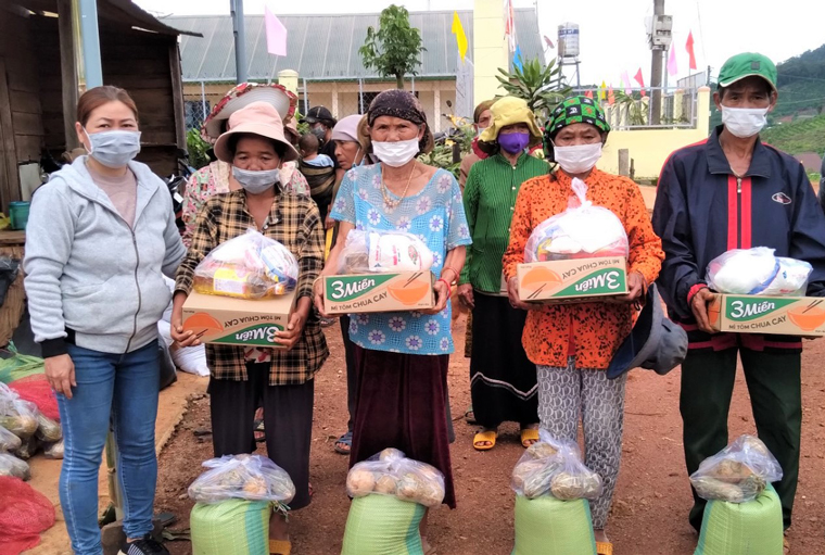 Nhóm từ thiện của bà Huyền trao tặng quà cho bà con đồng bào dân tộc thiểu số khó khăn thôn Hang Ka (xã Lộc Bảo)