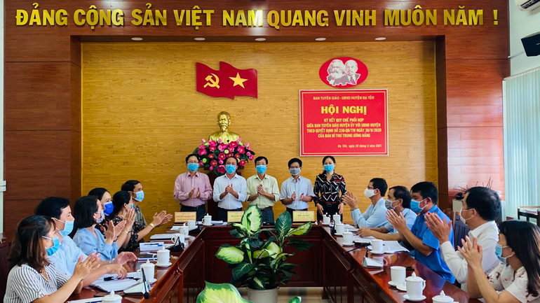 Các đại biểu tham dự hội nghị ký kết chương trình phối hợp giữa Ban Tuyên giáo Huyện ủy và UBND huyện Đạ Tẻh
