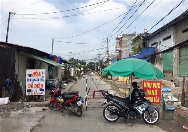 Lực lượng chức năng phong tỏa một đoạn đường TL19 (Khu phố 3B, phường Thạnh Lộc, Quận 12, Thành phố Hồ Chí Minh)