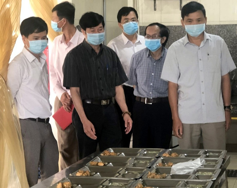 Đoàn kiểm tra của Sở Y tế tỉnh kiểm tra bếp ăn của Công ty Nhôm Lâm Đồng