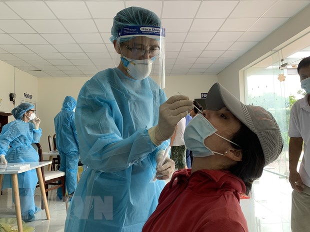 Nhân viên y tế lấy mẫu xét nghiệm COVID-19 cho người dân tại khu phố 1, phường 15, quận Gò Vấp, ngày 29/5