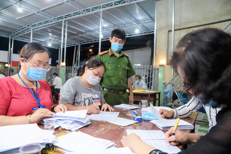 Ban kiểm phiếu đơn vị bầu cử số 65 (xã Đại Lào, TP Bảo Lộc) làm nhiệm vụ kiểm phiếu tối 23/5. Ảnh: Khánh Phúc