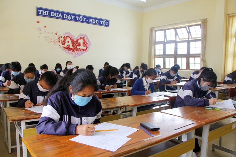 Giờ kiểm tra cuối năm học 2020-2021 của học sinh lớp 12 huyện Lạc Dương