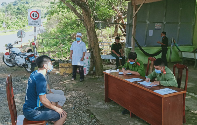 Người dân đang khai báo y tế khi đi qua chốt kiểm soát phòng, chống dịch bệnh Covid-19 đặt tại Quốc lộ 28 B (giáp ranh Bình Thuận)