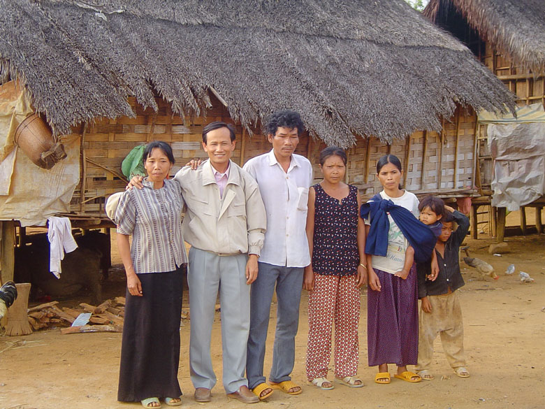 Tác giả đứng thứ hai từ trái qua trong một chuyến điền dã tại vùng đồng bào dân tộc Mạ
