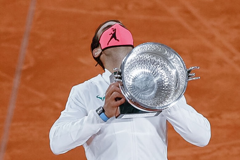 Nadal trong chiếc khẩu trang nâng Cúp vô địch Roland Garros mùa giải 2020. Ảnh: Internet 
