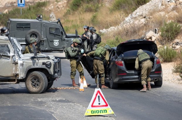 Binh sỹ Israel khám xét một chiếc xe gần thành phố Ramallah