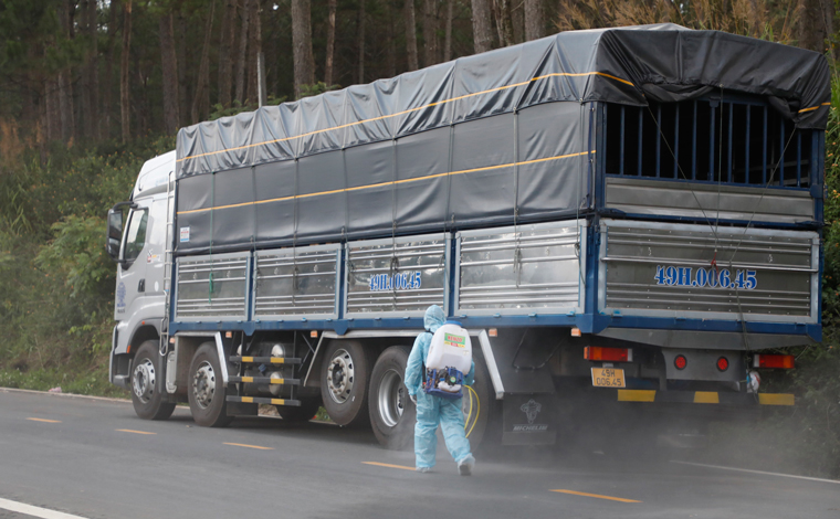 Phun khử khuẩn chiếc xe tải chở khách đến từ Bắc Ninh