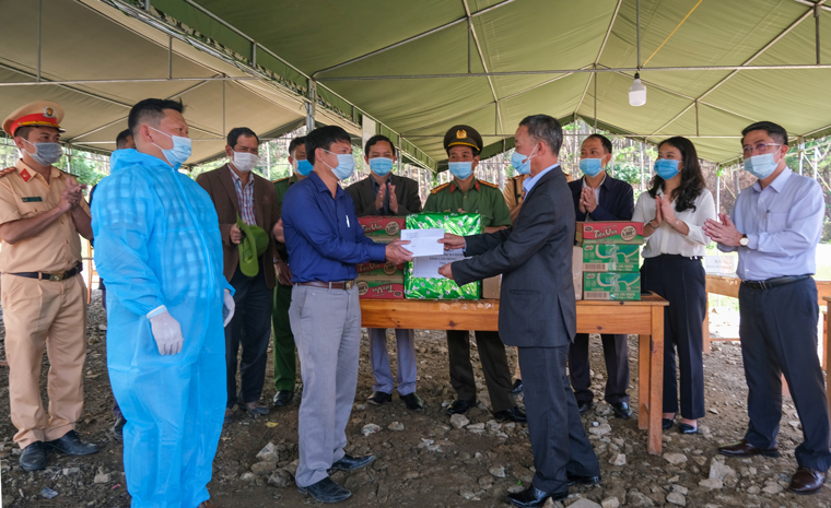 Chủ tịch UBND tỉnh Lâm Đồng Trần Văn Hiệp trao tiền và quà động viên tinh thần cho các lực lượng tại chốt kiểm soát dịch bệnh Covid-19 trên Quốc lộ 27C, giáp ranh tỉnh Khánh Hoà