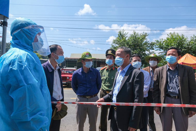 Chủ tịch UBND tỉnh Lâm Đồng Trần Văn Hiệp kiểm tra công tác phòng chống dịch Covid-19 tại chốt kiểm soát trên Quốc lộ 27C