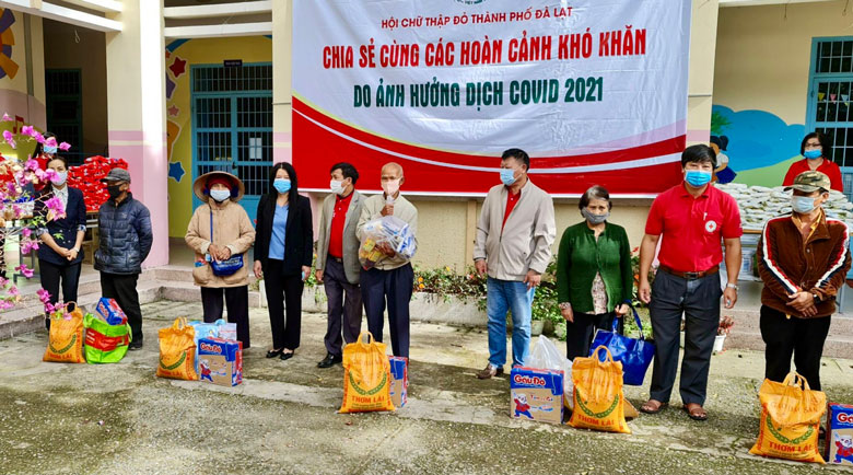 Lãnh đạo Hội Chữ thập đỏ tỉnh, TP Đà Lạt và UBND TP Đà Lạt trao tặng quà cho các hộ khó khăn