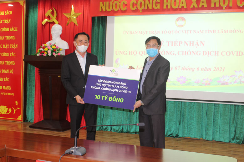 Đại diện Tập đoàn Novaland trao 10 tỷ đồng ủng hộ Quỹ phòng chống dịch Covid-19 của tỉnh Lâm Đồng