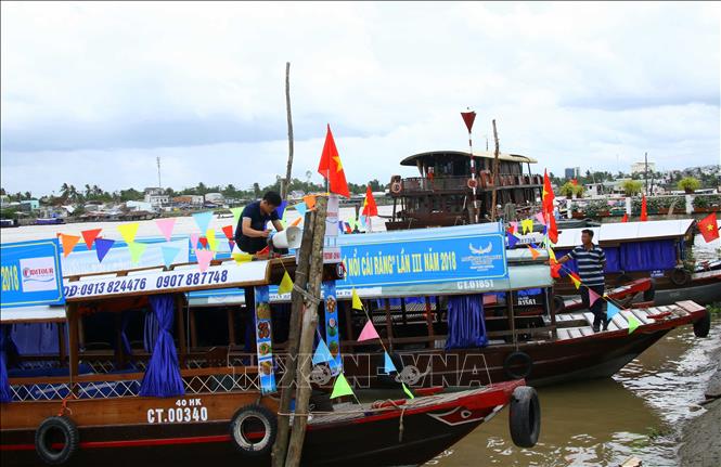 Các tàu du lịch tham gia Ngày hội du lịch Văn hóa Chợ nổi Cái Răng. Ảnh tư liệu