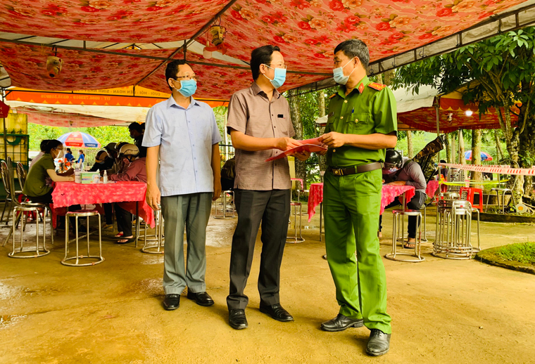 Lãnh đạo huyện Đạ Tẻh thăm, tặng quà chốt kiểm soát, phòng chống dịch COVID -19