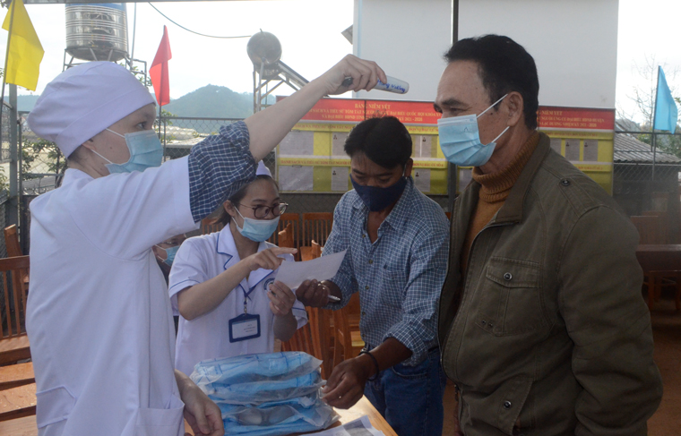 Nhân viên y tế đo thân nhiệt và hướng dẫn người dân huyện Lạc Dương khai báo y tế trong ngày bầu cử 23/5/2021 vừa qua