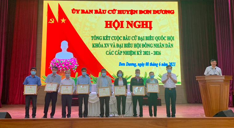 UBND huyện Đơn Dương tặng giấy khen cho các tập thể và cá nhân có thành tích xuất sắc trong công tác bầu cử