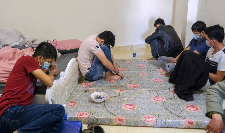 Công an Đà Lạt bắt nhóm thanh niên dùng ma tuý tại tầng hầm một căn biệt thự trên đường Nguyễn Trung Trực (Phường 3) vào tối 5/6