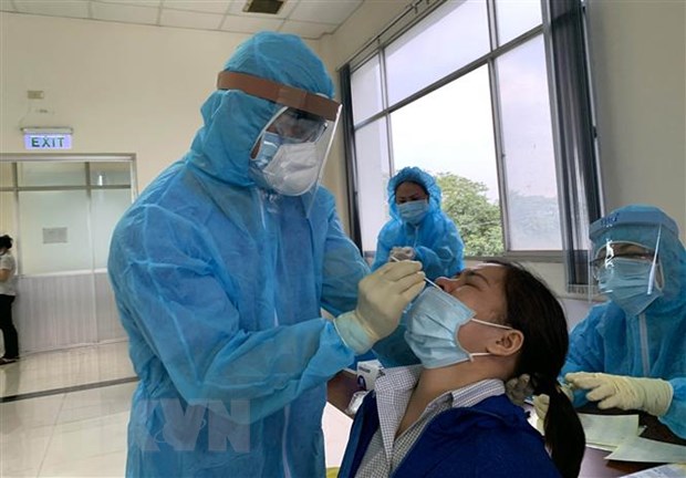 Các y bác sỹ Trung tâm kiểm soát bệnh tật Tp Hồ Chí Minh và Quận 7 thực hiện xét nghiệm sàng lọc COVID-19 ngẫu nhiên cho công nhân ngày 3/6