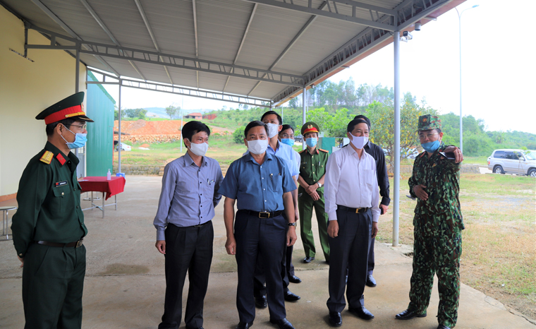 Bí thư Tỉnh ủy Lâm Đồng Trần Đức Quận kiểm tra, động viên các lực lượng làm nhiệm vụ tại khu cách ly xã Đại Lào (TP Bảo Lộc)