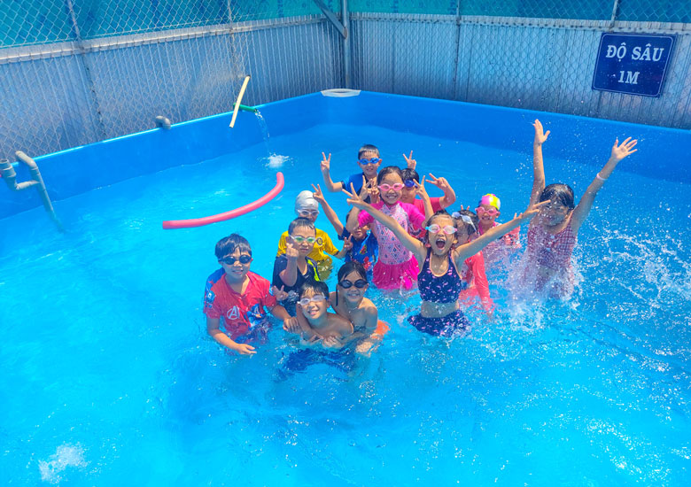 Học sinh Trường Tiểu học Quảng Lập hào hứng với khóa học bơi lội tại hồ bơi trong khuôn viên nhà trường, trước thời điểm đợt dịch thứ 4 bùng phát