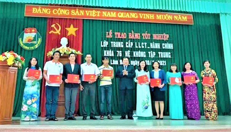 Trao bằng tốt nghiệp Trung cấp lý luận Chính trị - Hành chính cho các học viên tại Trường Chính trị Lâm Đồng