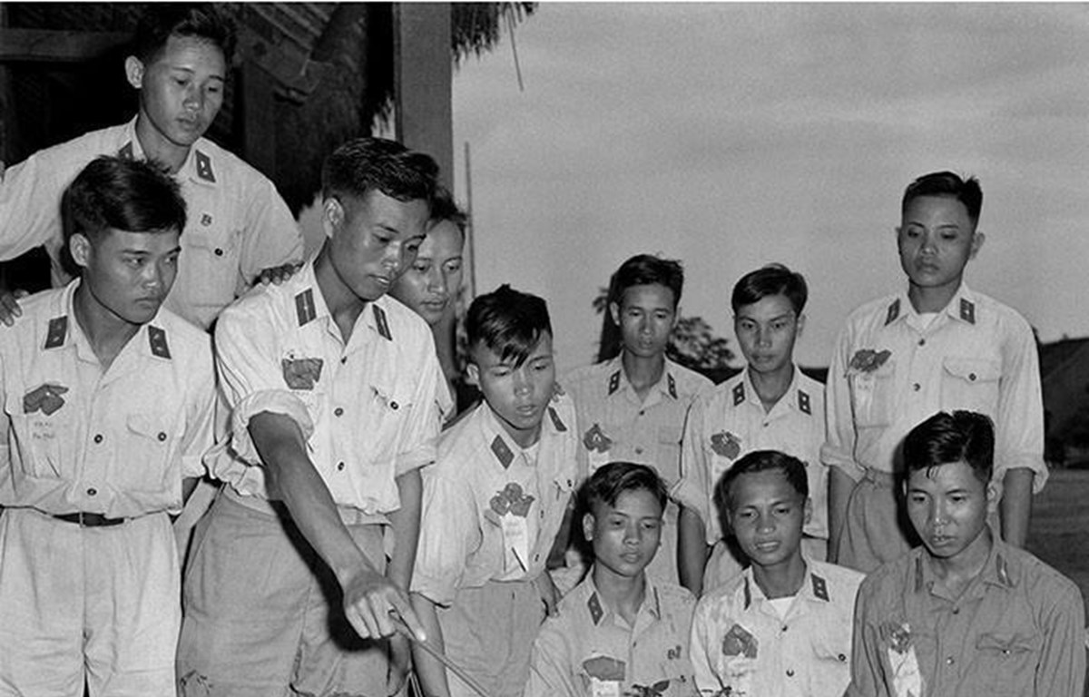 Hạ sỹ Phạm Ngọc Cương, lá cờ đầu trong phong trào thi đua chiến sỹ 'Ba nhất', Đại đội 3 (Sư đoàn 304) cùng các chiến sỹ 'Ba nhất' ôn tập bài mục trên sa bàn thao trường.